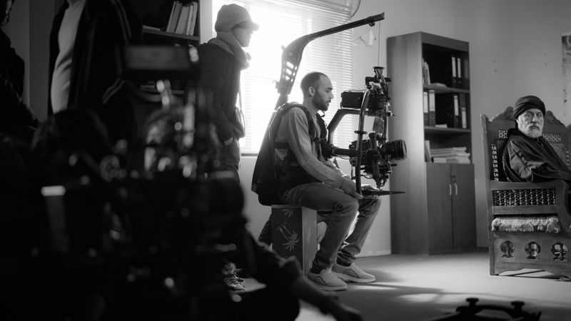 专业摄制团队在片场协同工作